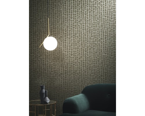 Obývací pokoj s vzorovanou tapetou, stojací lampou a pohovkou