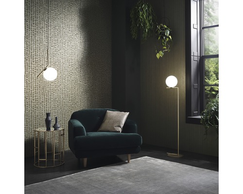 Obývací pokoj s křeslem, stojací lampou, stolní lampou, odkládacím stolkem, kobercem a pokojovými rostlinami