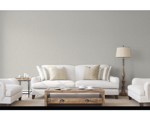 Obývací pokoj s pohovkou, křesly a dřevěným stolem