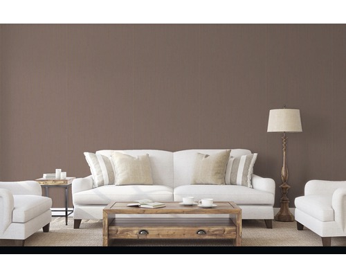 Světlý obývací pokoj s hnědou stěnou, pohovkou, křesly, stolem a stojací lampou