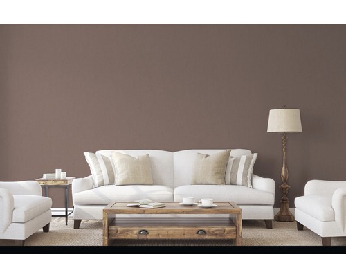 Obývací pokoj s pohovkou, křeslem, stolem a stojací lampou v klasickém stylu