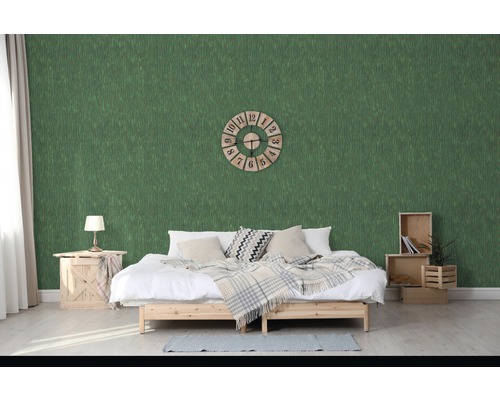 Ložnice s tapetou, postelí a dekoracemi