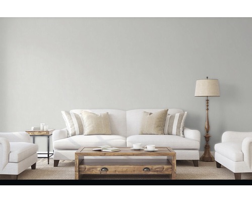 Obývací pokoj s pohovkou, křeslem, konferenčním stolkem a stojací lampou