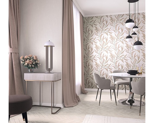 Světlá jídelna s jídelním stolem, židlemi, vázou s květinami a dekorativní tapetou.