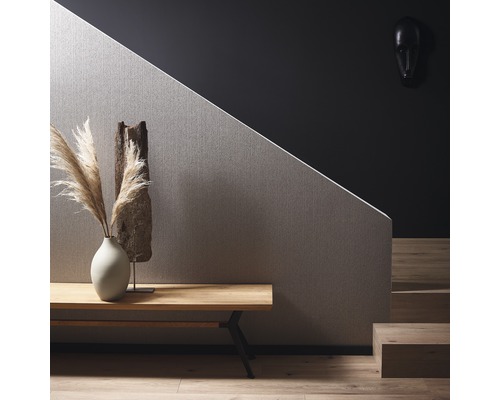 Dekorativní interiér s stolem, vázou a nástěnnou dekorací v moderním designu