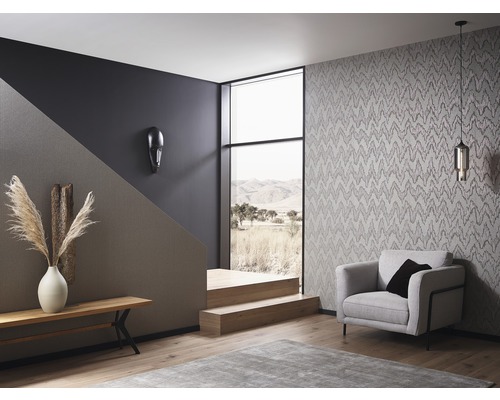 Interiér s křeslem, lampou a dekorativní tapetou