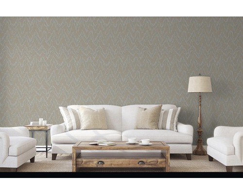 Obývací pokoj s pohovkou, křeslem a vzorovanou tapetou