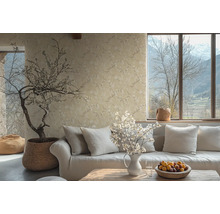 Obývací pokoj s pohovkou, polštáři, stolem, vázou na květiny, pokojovou rostlinou a květinovou tapetou pro útulnou atmosféru