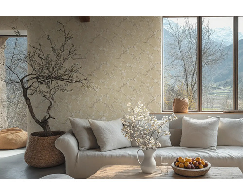 Obývací pokoj s pohovkou, polštáři, stolem, vázou na květiny, pokojovou rostlinou a květinovou tapetou pro útulnou atmosféru