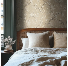 Ložnice s béžovou tapetou s květinovým vzorem a postelí s polštáři