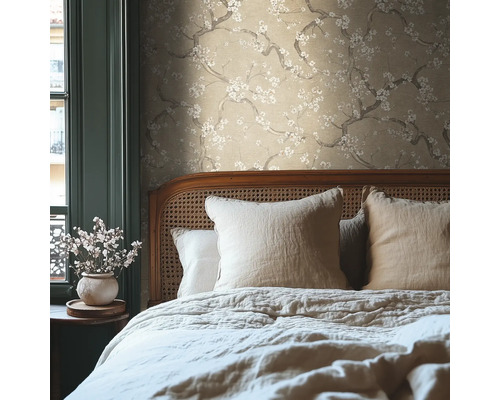 Ložnice s béžovou tapetou s květinovým vzorem a postelí s polštáři