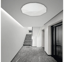 Stropní svítidlo ve schodišti se schodištěm a výtahem