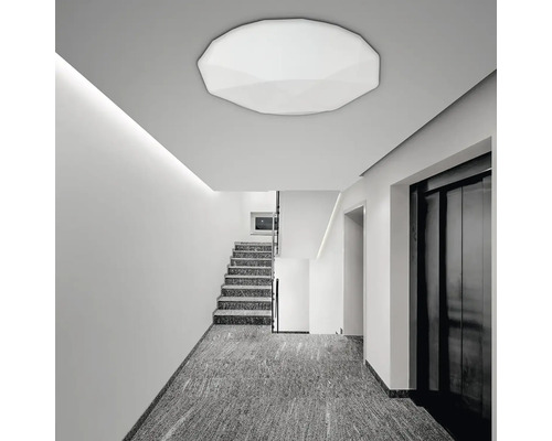 Stropní svítidlo ve schodišti se schodištěm a výtahem