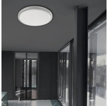 Stropní svítidlo v moderně navrženém pokoji.