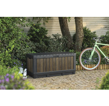 Fotografie zahradního boxu s dřevěným vzhledem venku vedle jízdního kola