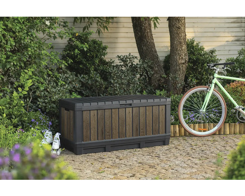 Fotografie zahradního boxu s dřevěným vzhledem venku vedle jízdního kola