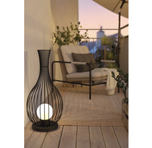 Dekorativní venkovní kovová stojací lampa s křeslem a rostlinami