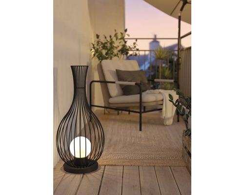 Dekorativní venkovní kovová stojací lampa s křeslem a rostlinami