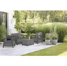 Zahradní sedací souprava s pohovkou, křeslem a stolem na terase