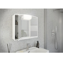 Moderní koupelna s bílou zrcadlovou skříňkou nad umyvadlem.