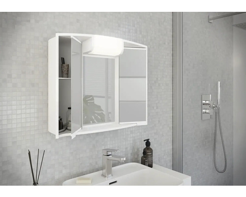 Moderní koupelna s bílou zrcadlovou skříňkou nad umyvadlem.