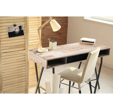 Světlá pracovna se stolem, stolní lampou a židlí