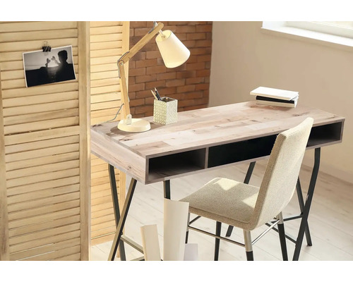 Světlá pracovna se stolem, stolní lampou a židlí