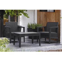 Zahradní sedací souprava se dvěma židlemi a stolem na terase.