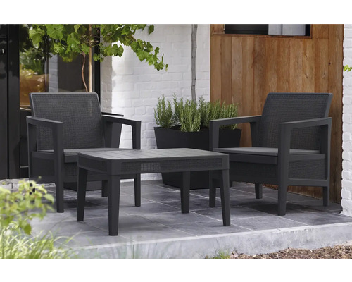 Zahradní sedací souprava se dvěma židlemi a stolem na terase.