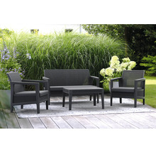 Zahradní nábytek se skládá z lavičky, dvou křesel a stolu na zahradě