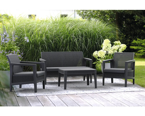 Zahradní nábytek se skládá z lavičky, dvou křesel a stolu na zahradě