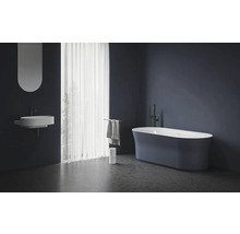 Moderní koupelna s volně stojící vanou, umyvadlem a zrcadlem