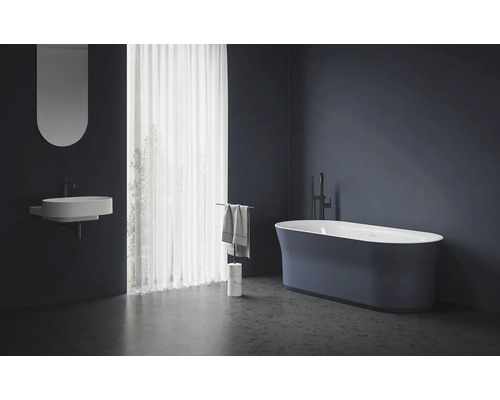 Moderní koupelna s volně stojící vanou, umyvadlem a zrcadlem