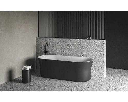 Moderní koupelna s volně stojící vanou a držákem na ručníky