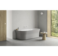 Moderní koupelna s volně stojící vanou, dřevěným stolem a oknem