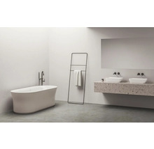 Koupelna s volně stojící vanou, držákem na ručníky a umyvadlovou skříňkou se dvěma umyvadly