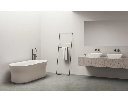 Koupelna s volně stojící vanou, držákem na ručníky a umyvadlovou skříňkou se dvěma umyvadly