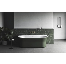 Volně stojící vana v světlé koupelně s armaturami a držákem na ručníky.