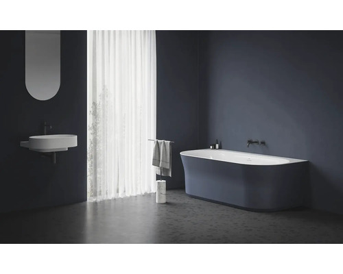 Koupelna s volně stojící vanou, umyvadlem, zrcadlem a držákem na ručníky