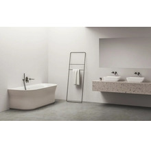 Světlá koupelna s vanou, držákem na ručníky, umyvadlem a zrcadlem