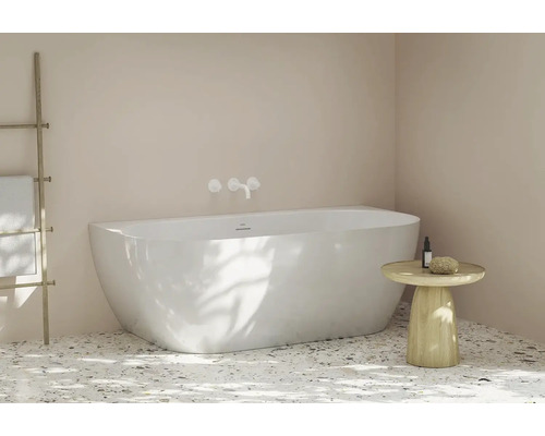 Koupelna s volně stojící vanou, držákem na ručníky a příručním stolkem