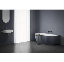 Moderní koupelna s umyvadlem, zrcadlem, vanou a závěsem