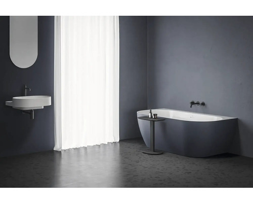 Moderní koupelna s umyvadlem, zrcadlem, vanou a závěsem