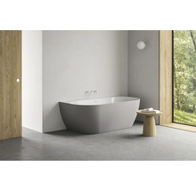 Koupelna s vanou, dřevěným stolem a oknem