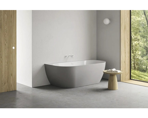 Koupelna s vanou, dřevěným stolem a oknem