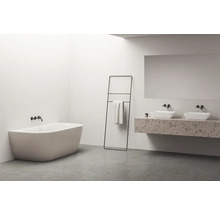 Koupelna s vanou, umyvadlem se dvěma umyvadly, zrcadlem a držákem na ručníky