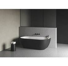 Volně stojící vana v moderní koupelně s taburetem na ručníky