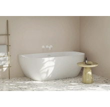 Volně stojící vana s baterií a odkládací poličkou v koupelně.