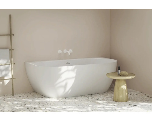 Volně stojící vana s baterií a odkládací poličkou v koupelně.