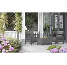 Zahradní nábytek se dvěma křesly a stolem na terase